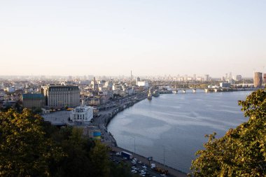 Ukrayna, Kyiv 'deki Podil bölgesi ve Dnipro nehrinin güzel manzarası