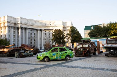 Ukrayna 'nın başkenti Kyiv' deki tahrip edilmiş askeri teçhizatın güzel manzarası
