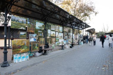 Ukrayna 'nın başkenti Kyiv' de ünlü Andreevsky caddesinin güzel manzarası.