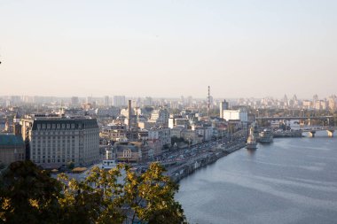 Ukrayna, Kyiv 'deki Podil bölgesi ve Dnipro nehrinin güzel manzarası