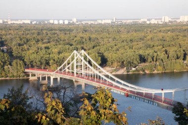 Ukrayna, Kyiv 'deki Trukhanov adasına giden köprünün güzel manzarası