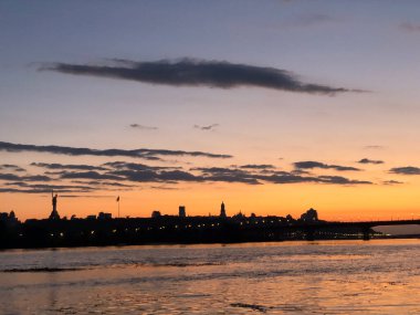 Bir Gece Kenti Köprüsü ve Silueti olan Bir Nehrin Üzerinde Gün Batımı Manzarası