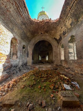 Harap olmuş bir kilise binasının içinde.