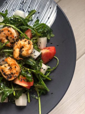 Kiraz domatesli karides salatası, turplar, yeşiller, Arugula ve Chia tohumları.