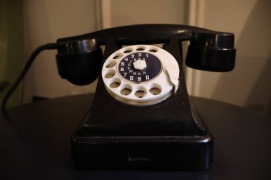 Kiril harfli Siyah Renkli Çevirmeli Telefon