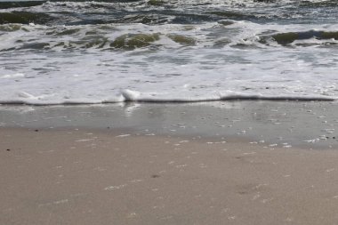 Yumuşak Okyanus Dalgaları Berrak Mavi Gök Altında Düz Kum Kumsalında Süzülüyor