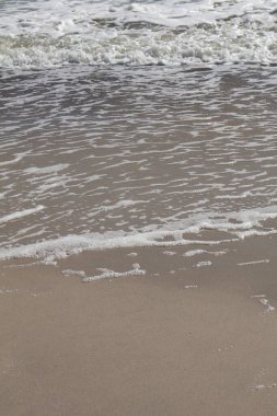 Köpüklü Okyanus Dalgası Kumsalda Nazikçe Alınıyor