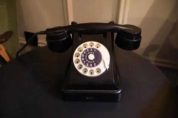 Karanlık Yüzeyde Klasik Çevirmeli Telefon