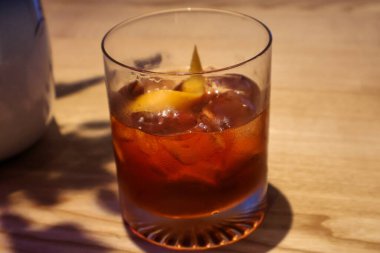 Buzlu ve limonlu viski kokteyli.