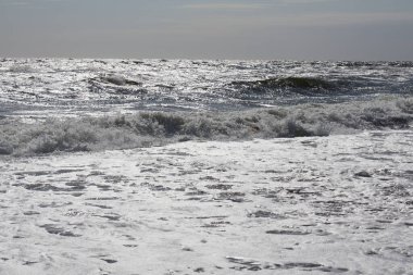 Titreyen Karadeniz dalgaları bulutlu bir gökyüzünün altında kıyıya çarparak dramatik bir deniz manzarası yaratıyor. Bu fotoğraf Ukrayna 'nın sahil şeridindeki doğanın gücünü ve güzelliğini gösteriyor..