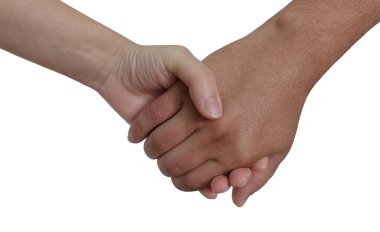 Beyaz bir arkaplanda birlik jesti olarak birbirine kenetlenmiş iki elin yakın çekimi. Ortaklık ve destek kavramı
