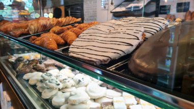 Çikolatalı Palm Pastaları ve Çeşitli Tatlılar Galore 'daki Pastanede Sergileniyor