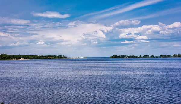 Dnieper Nehri kıyısında Ukrayna 'da yaz günü. Beyaz bulutlu mavi gökyüzü. Uzayı kopyala..