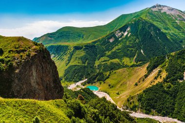 Georgia mı? Gürcistan Askeri Yolu. Aragvi geçidi. Uzayı kopyala.