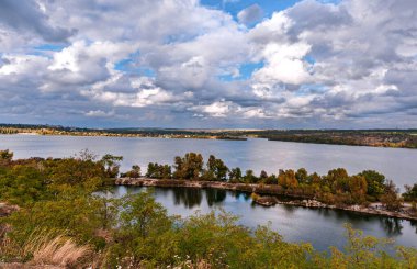 Ukrayna. Eski Kodak. granit ocağı suyla doldu. Dnepr nehri. Mavi gökyüzü beyaz bulutlarla.,