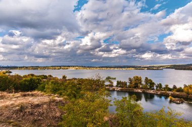 Ukrayna. Eski Kodak. granit ocağı suyla doldu. Dnepr nehri. Mavi gökyüzü beyaz bulutlarla.,