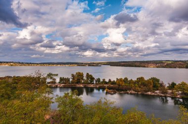 Ukrayna. Eski Kodak. granit ocağı suyla doldu. Dnepr nehri. Mavi gökyüzü beyaz bulutlarla.,
