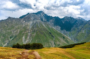 Georgia 'da yaz günü. Kafkas Dağları. Bulutlu gökyüzü. Boşluğu kopyala.