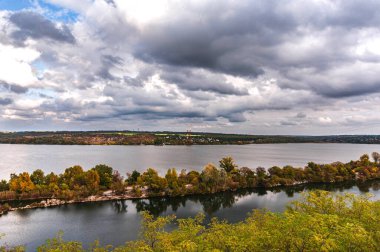 Ukrayna. Eski Kodak. granit ocağı suyla doldu. Dnepr nehri. Mavi gökyüzü beyaz bulutlarla..