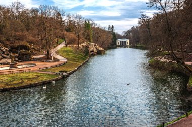 Ukrayna. Baharın erken saatlerinde Sofievsky parkında. Ağaçlarla çevrili gölde. Arka plan bulanık..