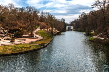 Ukrayna. Baharın erken saatlerinde Sofievsky parkında. Ağaçlarla çevrili gölde. Arka plan bulanık..