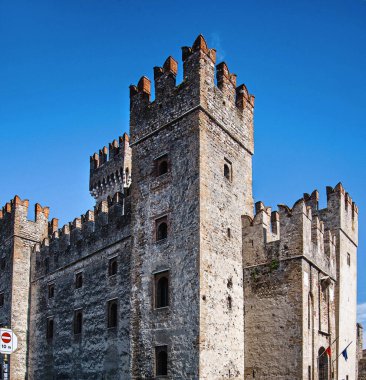 İtalya. Sirmione 'deki Kale mavi gökyüzüne karşı. Anlaşıldı..