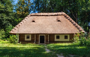 18. yüzyıldan kalma sazdan çatılı bir kulübe. Halk mimarisi ve yaşam müzesi Shevchenkovsky Gai açık havada. Ukrayna 'nın batı bölgelerinin halk mimarisi manzaraları.