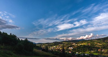 Karpatlar 'da bir köy manzarası. Bulutlu güzel mavi gökyüzü. Uzayı kopyala..