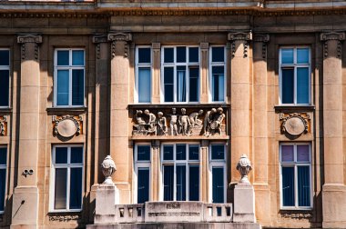 Lviv 'deki tarihi binaların duvarlarında Stucco kalıpları var. Ev cephesi.