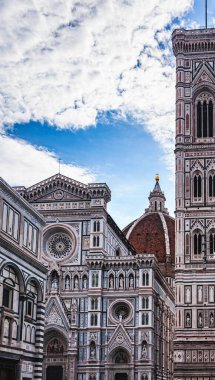 Floransa. Santa Maria del Fiore 'un görkemli Katedrali mavi gökyüzüne karşı. Uzayı kopyalayın..