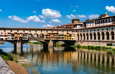 Floransa. Arno nehri üzerindeki Ponte Vecchio köprüsü. Nehirdeki köprünün yansıması. Uzayı kopyala.