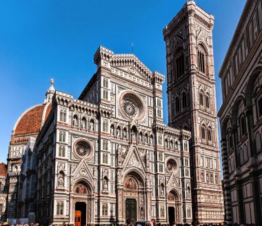 Floransa. Santa Maria del Fiore 'un görkemli Katedrali mavi gökyüzüne karşı. Uzayı kopyalayın..