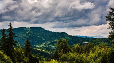 Karpatlar 'da yaz mevsimi. Dağ manzarası. Güzel gri gökyüzü ve yağmur bulutları. Boşluğu kopyala.