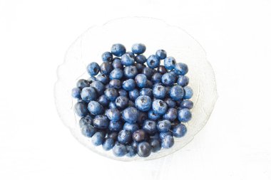 Beyaz bir arka plan üzerinde izole yaban mersini