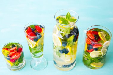 Organik narenciye, fesleğen, çilek ve yabanmersininden yapılmış taze erimiş su.