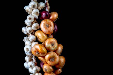 Siyah arka planda soğan ve sarımsak.