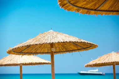 Güzel bir tropikal plajda saman şemsiyeli plaj
