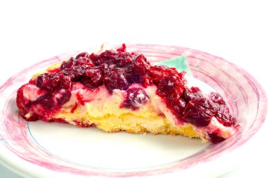 Kapalı tabakta kirazlı turta.