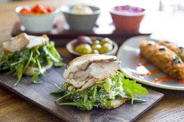 Rulo domuz eti, zeytin, kızarmış biber ve krema sosu.