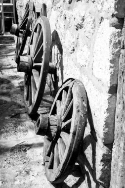 Eski ahşap araba tekerlekleri, siyah beyaz fotoğraf