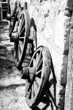 Eski ahşap araba tekerlekleri, siyah beyaz fotoğraf