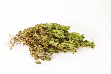 Beyaz arkaplanda kurumuş nane paketi