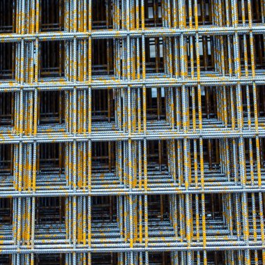 Cephanelik inşa etmek için paslı çelik çubuklar