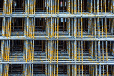 Cephanelik inşa etmek için paslı çelik çubuklar