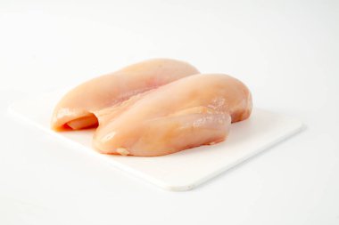 Beyaz arka planda tavuk filetosu.