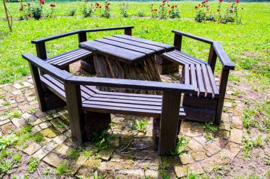 Boş piknik masası ve sandalyeler