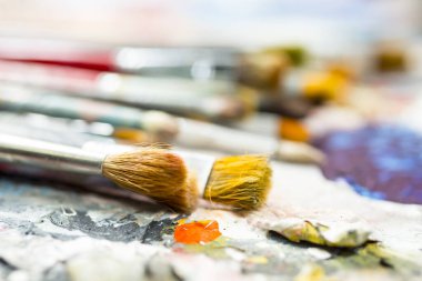 yağlı boya ve boya fırçalar paleti üzerinde