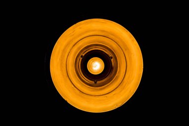 Siyah arkaplanda eski bir lamba