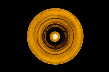 Siyah arkaplanda eski bir lamba