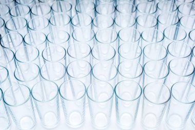 Beyaz arka planda boş içki bardakları